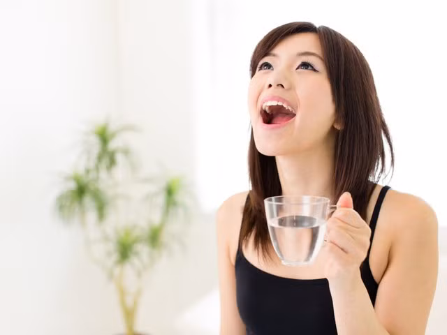 Súc miệng và họng với nước muối ấm.