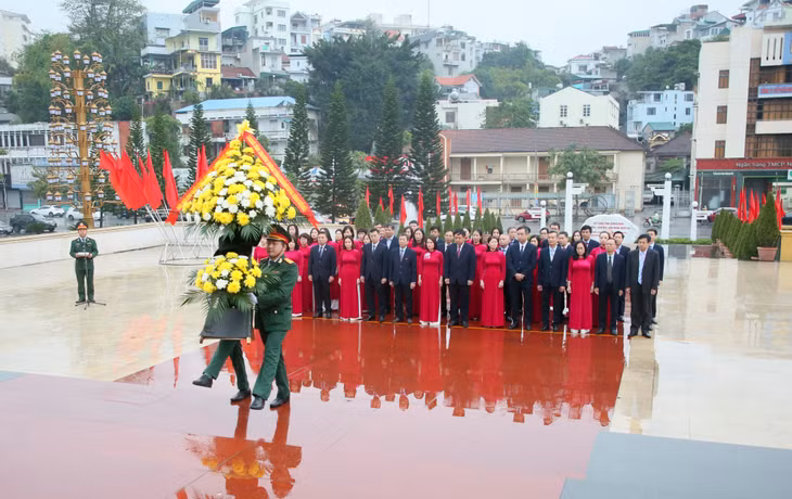 Đoàn đại biểu Trung tâm Truyền thông tỉnh Quảng Ninh dâng hoa tưởng niệm các Anh hùng liệt sỹ tại tượng đài Anh hùng liệt sỹ thành phố Hạ Long.