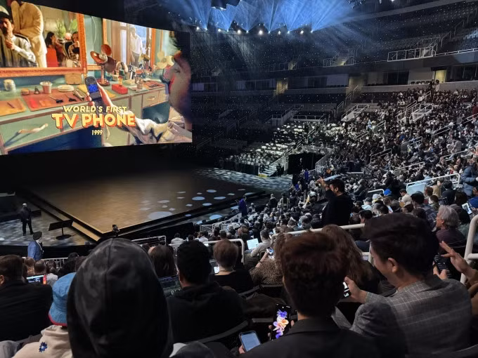 Truyền thông quốc tế lấp đầy sân thi đấu hockey ở SAP Center (San Jose) lúc 1h ngày 18/1 (giờ Hà Nội) để đón chờ Galaxy S24. Ảnh: Tuấn Hưng
