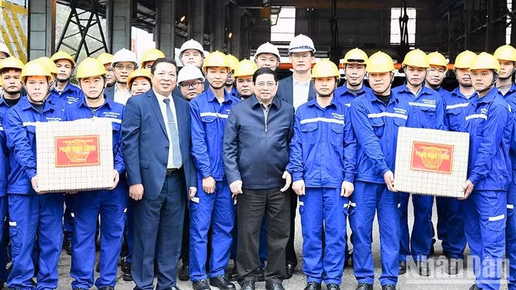 Thủ tướng Phạm Minh Chính thăm, tặng quà động viên cán bộ, công nhân Nhà máy Gang thép Cao Bằng.