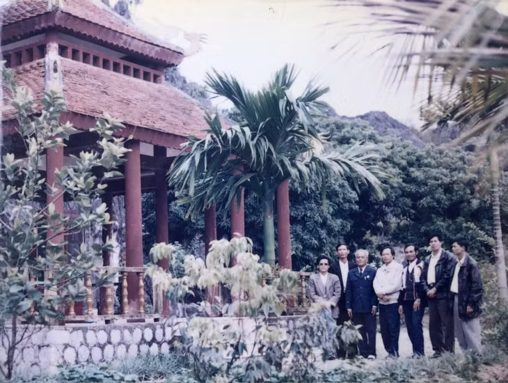 CTV Xuân Quảng cùng lãnh đạo, phóng viên báo Quảng Ninh tìm hiểu di tích Hang 73, Núi Canh, xã Yên Đức, TX Đông Triều, năm 1998.