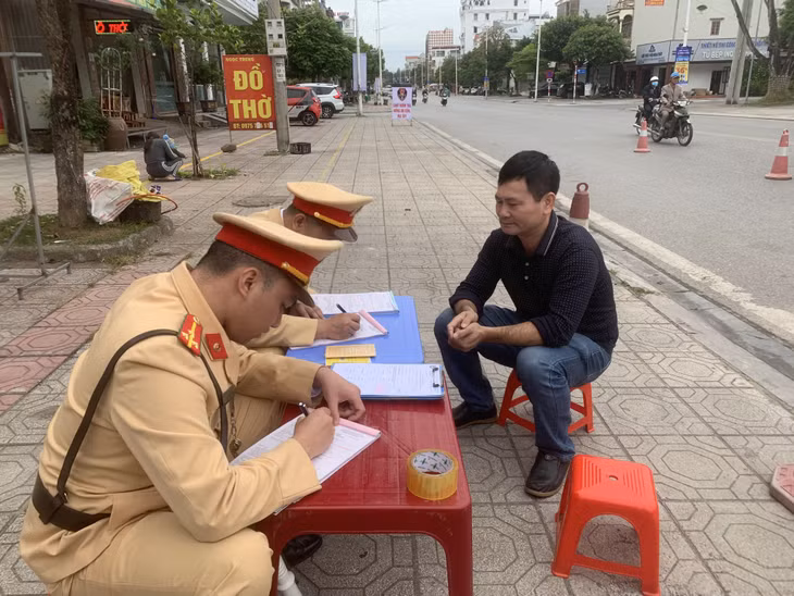 Công an TP Móng Cái lập biên bản xử phạt người điều khiển phương tiện vi phạm Luật giao thông.