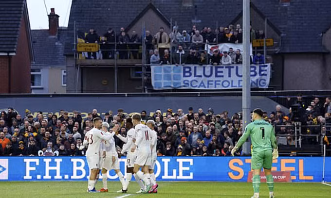 Man Utd (áo trắng) mừng bàn thứ hai vào lưới Newport, trên sân Rodney Parade, xứ Wales, vòng bốn Cup FA tối 28/1/2024. Ảnh: Reuters