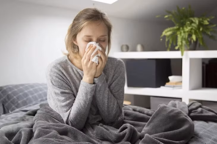 Chảy nước mũi, ho, sốt và đau nhức cơ thể đều là những triệu chứng điển hình của bệnh cúm A. Ảnh minh họa: Freepik.