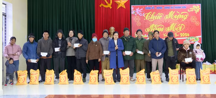 Đoàn công tác trao tặng quà cho các gia đình chính sách, người có công, hộ nghèo, hộ có hoàn cảnh khó khăn trên địa bàn huyện Ba Chẽ.