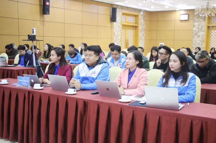 Các đại biểu nghe quán triệt các Nghị quyết của Tỉnh ủy và Ban Chấp hành Tỉnh Đoàn.