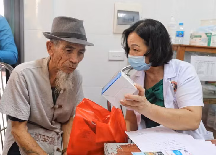 Phát thuốc miễn phí cho các thương, bệnh binh, gia đình chính sách, thân nhân gia đình liệt sỹ trên địa bàn tỉnh Bắc Giang. (Ảnh: Danh Lam/TTXVN)