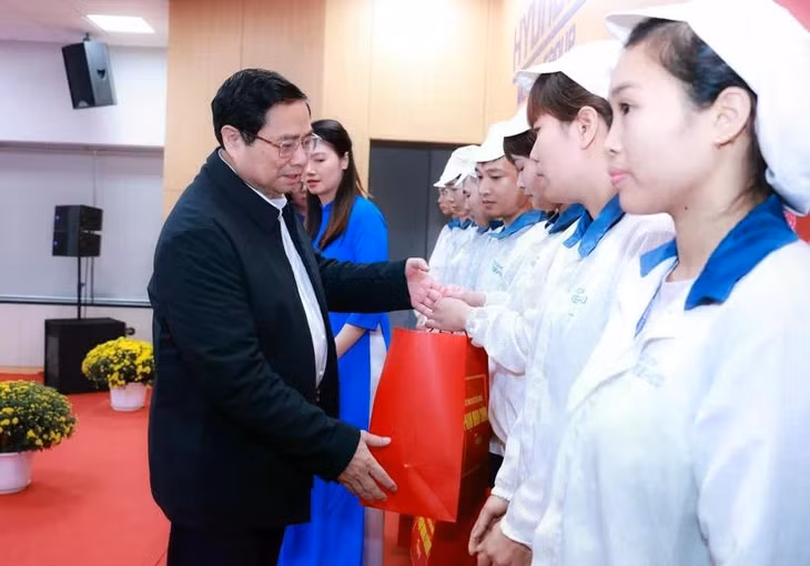 Thủ tướng Phạm Minh Chính tặng quà cho công nhân, người lao động có hoàn cảnh khó khăn. (Ảnh: Dương Giang/TTXVN)