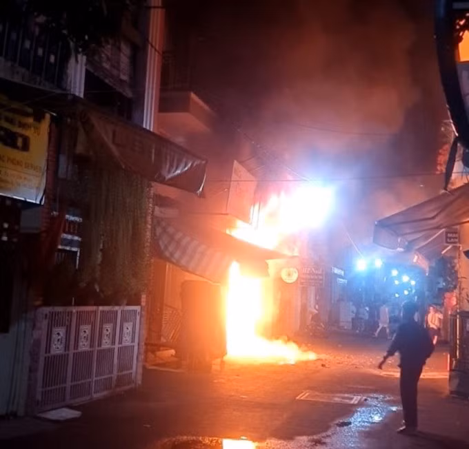 Căn nhà ba tầng chát ngùn ngụt. Ảnh: Minh Hoa