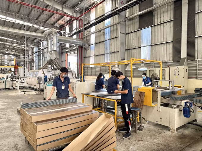 Sản xuất ván sàn gỗ tại một nhà máy của KES (doanh nghiệp nội địa) tại Bình Phước ngày 7/12/2023. Ảnh: Viễn Thông