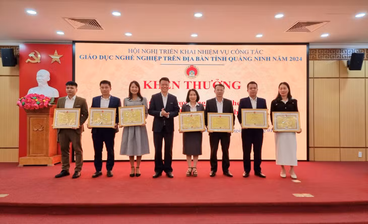 Lãnh đạo Sở LĐ-TB&amp;XH tặng giấy khen cho các tập thể có thành tích tiêu biểu trong công tác GDNN năm 2023.