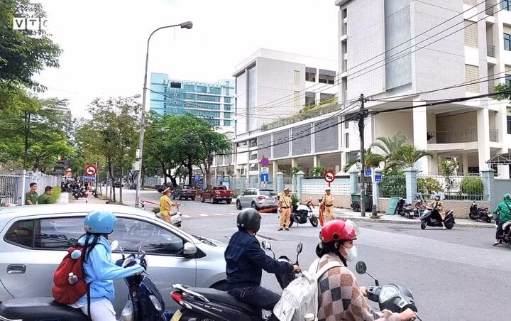 Lực lượng công an phong tỏa đường Lê Lợi đoạn qua Trường Phan Châu Trinh.