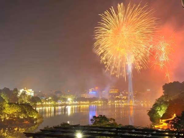 Đêm giao thừa Tết Nguyên đán năm 2024, thành phố Hà Nội sẽ tổ chức bắn pháo hoa ở 30 điểm với 32 trận địa. (Ảnh: TTXVN)