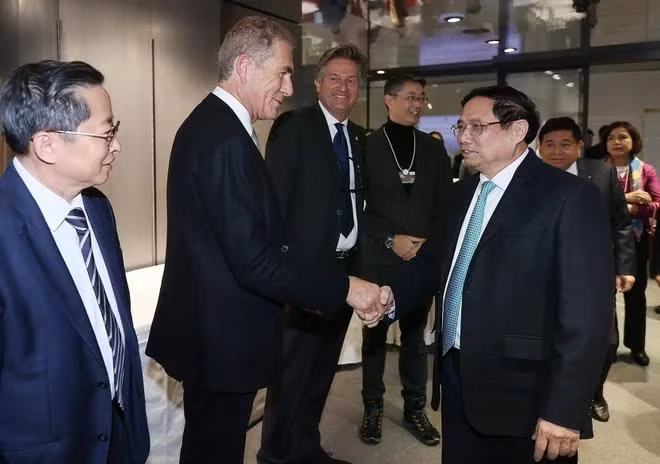 Thủ tướng Phạm Minh Chính với các doanh nghiệp tham dự tọa đàm. (Ảnh: Dương Giang/TTXVN)