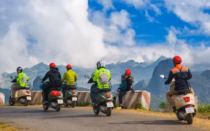 Thuê xe máy để khám phá các địa điểm du lịch Hạ Long, Quảng Ninh đang ngày càng được nhiều người trẻ lựa chọn.
