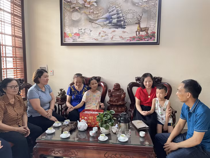 Chi hội Phụ nữ khu 8 (phường Quang Trung, TP Uông Bí) nhận đỡ đầu cho trẻ em mồ côi mẹ, có hoàn cảnh khó khăn.