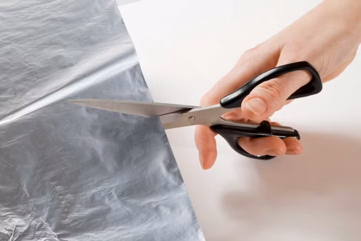 Cắt vào giấy bạc cũng là cách mài kéo rỉ sét thành sắc lẹm. (Ảnh: Alcan)