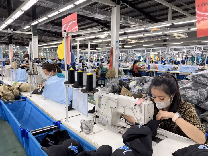Sản xuất tại Công ty Dệt may WeiTai Hạ Long (KCN Việt Hưng, TP Hạ Long). Ảnh: Thanh Hằng