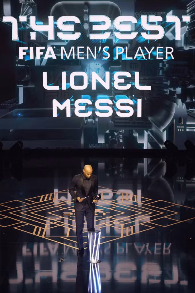 Cựu danh thủ Pháp Thierry Henry thay mặt Messi nhận giải FIFA The Best 2023 trong buổi lễ trao giải tại Nhà hát Eventim Apollo, London, Anh ngày 15/1. Ảnh: AFP