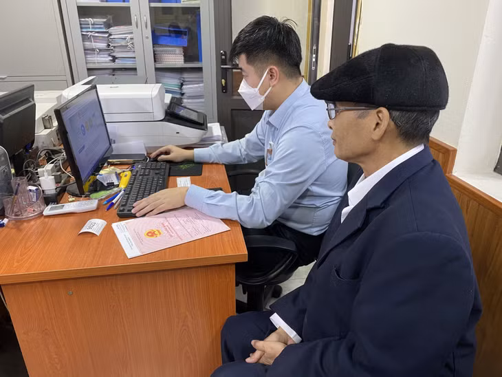 Cán bộ Trung tâm Hành chính công TX Quảng Yên giúp người cao tuổi nộp TTHC trực tuyến.