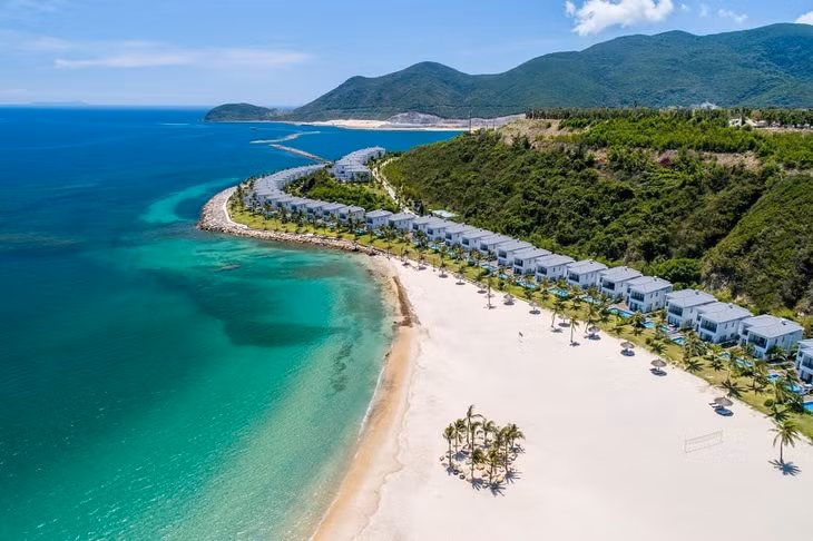 Phú Quý còn gọi là cù lao Thu, cù lao Khoai Xứ, là một đảo nhỏ nằm cách Phan Thiết, Bình Thuận khoảng 120km. Hiện đảo đã phát triển du lịch - nhiều homestay, resort để du khách lưu trú. Các trải nghiệm nên có khi đến đây như tắm biển, lặn biển, chèo thuyền kayak...