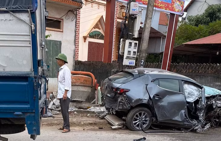 Chiếc xe Mazda3 phóng như bay với "tốc độ bàn thờ" đâm nhà dẫn tới hậu quả vỡ nát đầu, túi khí bung (ảnh: V.P)