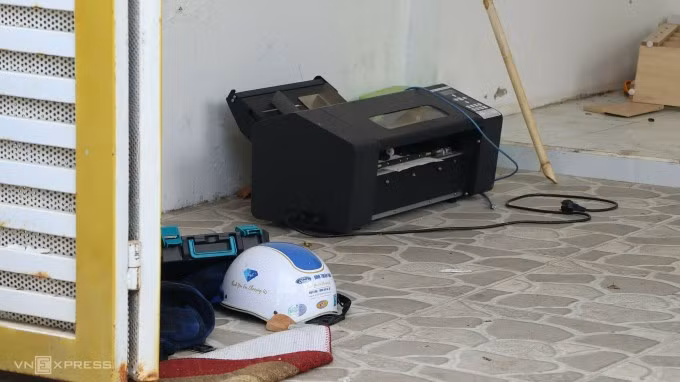 Một máy in nằm trong nhà bị tình nghi liên quan đường dây in tiền giả. Ảnh: Việt Quốc