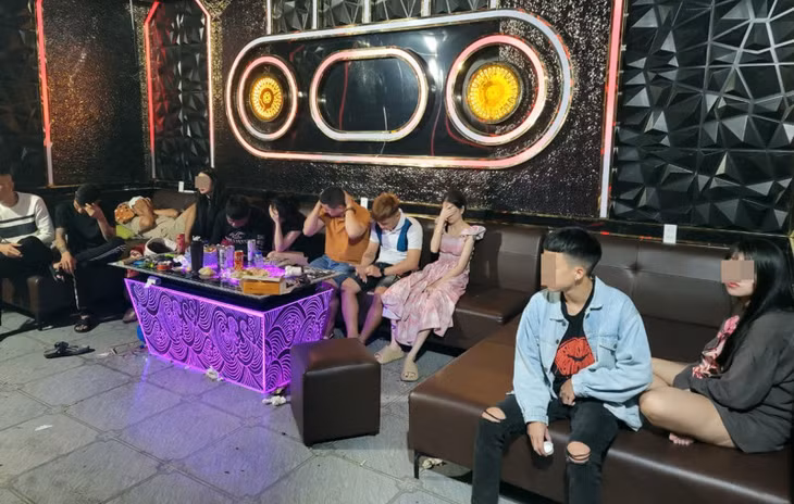 Nhiều nam, nữ phê ma túy trong phòng hát karaoke tại hộ gia đình bị phát hiện.