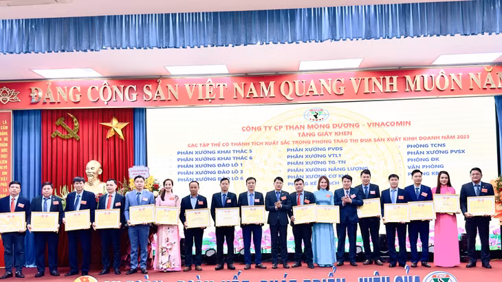 Công ty CP Than Mông Dương khen thưởng các tập thể có thành tích xuất sắc trong sản xuất kinh doanh năm 2023.
