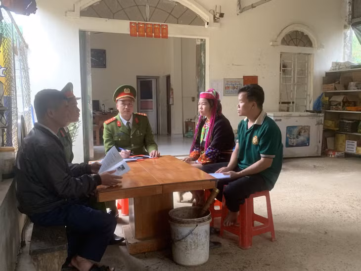 Công an xã Nam Sơn (huyện Ba Chẽ) tuyên truyền đảm bảo ANTT, ATGT cho người dân.