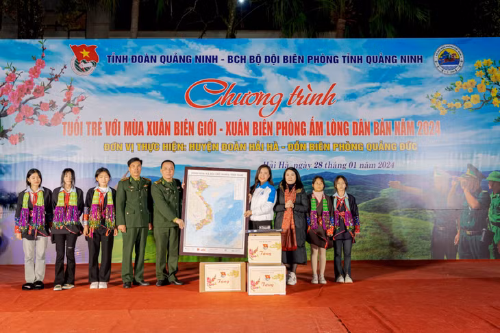 Đại diện Tỉnh Đoàn Quảng Ninh trao tặng bản đồ "Tự hào một dải non sông" cho cán bộ, chiến sĩ Đồn Biên phòng Quảng Đức (Hải Hà). Ảnh: Thành Nam