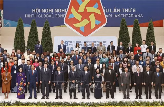 Chủ tịch Quốc hội Vương Đình Huệ, Thường trực Ban Bí thư Trương Thị Mai cùng các đại biểu chụp ảnh chung, tại Lễ khai mạc Hội nghị Nghị sĩ trẻ toàn cầu lần thứ 9