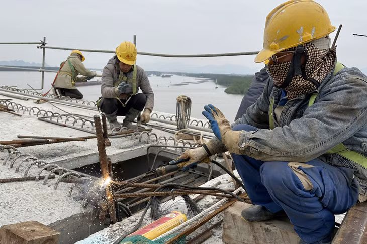 Để đảm bảo tiến độ hoàn thành công trình, hiện các nhà thầu đang huy động gần 300 cán bộ, công nhân có mặt trên công trường, tổ chức thi công đồng loạt cả 3 ca với nhiều mũi thi công liên tục, nhằm sớm đưa công trình vào khai thác, sử dụng, phát huy hiệu quả sau đầu tư, trở thành cầu nối quan trọng trong các kế hoạch phát triển kinh tế - du lịch của Quảng Ninh và Hải Phòng.