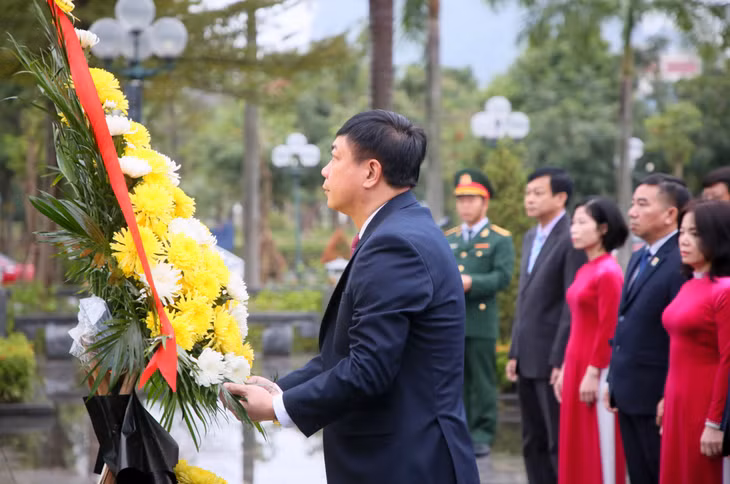 Đồng chí Mai Vũ Tuấn, Bí thư Đảng uỷ, Giám đốc, Tổng biên tập Trung tâm Truyền thông tỉnh Quảng Ninh thực hiện nghi thức thỉnh chuông và chỉnh hoa.