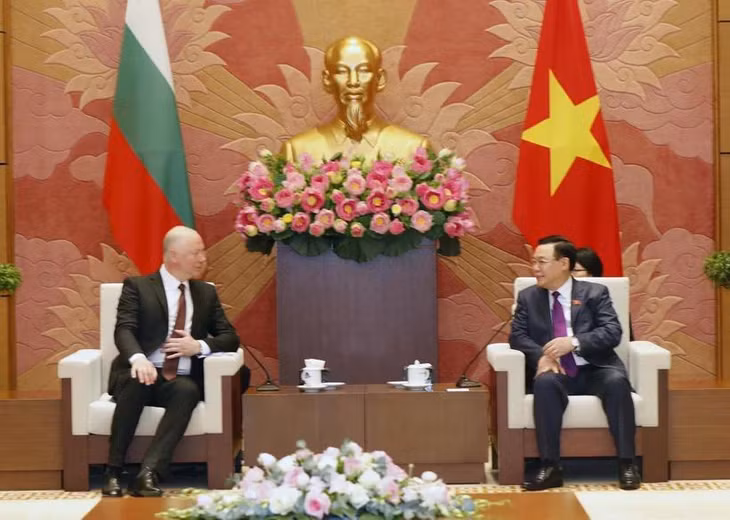 Chủ tịch Quốc hội Vương Đình Huệ hội đàm hẹp với Chủ tịch Quốc hội Bulgaria Rossen Dimitrov Jeliazkov. (Ảnh: Nhan Sáng/TTXVN)