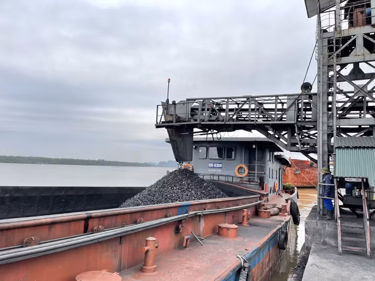 Hoạt động bốc rót than tại cảng Điền Công (Công ty Kho vận Đá Bạc).