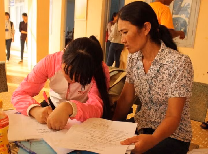 Việc khích lệ các con thì ít mà khoe thành tích thì nhiều (Ảnh: T.T)