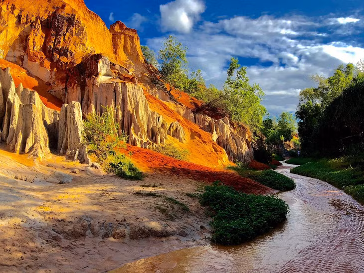 Những dòng suối nhỏ, những ngọn đồi nhũ đá màu đỏ, trắng, cam... mang đến cho Suối Tiên vẻ đẹp như trong các bộ phim về bên ngoài vũ trụ.