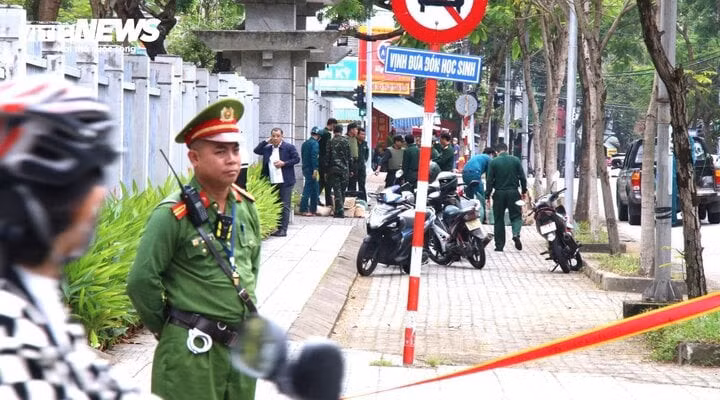 Lực lượng chức năng kiểm tra vật nghi ngờ tại cổng trường.