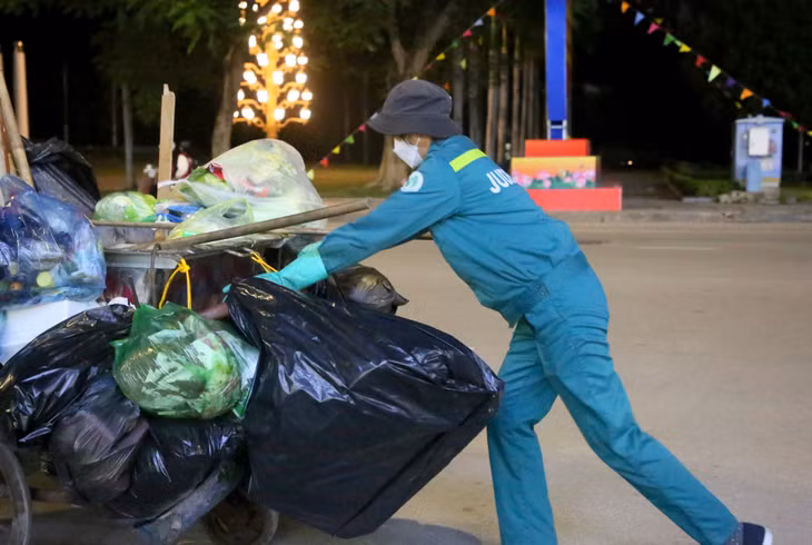 Giữa đêm mùa Đông, những công nhân vệ sinh môi trường vẫn miệt mài làm việc ngoài đường dưới màn sương lạnh.