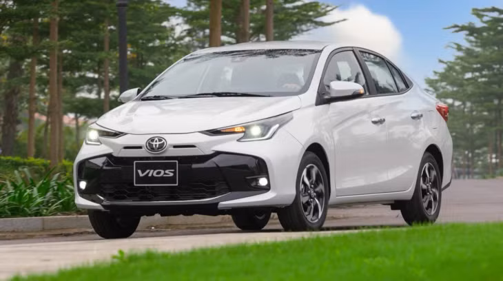 Từng được kỳ vọng về một màn lột xác toàn diện trong năm 2023 nhưng Toyota Vios lại để lại sự thất vọng khi chỉ được hãng xe Nhật trình làng bản nâng cấp với một số thay đổi về diện mạo, tính năng. Chính điều này đã khiến Toyota Vios mất dần sức hút. Nỗ lực giảm giá bán những tháng cuối năm 2023 của Toyota Việt Nam chỉ giúp mẫu xe này đạt tổng doanh số bán 13.521 xe, thấp hơn khoảng 10.000 xe so với năm 2022, qua đó bị Mitsubishi Xpander soán ngôi.