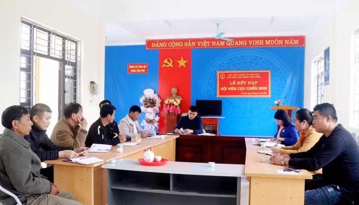 Đồng chí Đỗ Thị Ninh Hường, Bí thư Huyện ủy Đầm Hà dự sinh hoạt chi bộ thôn Tân Phú, xã Tân Lập, tháng 1/2023. Ảnh: Trung tâm TT&VH Đầm Hà