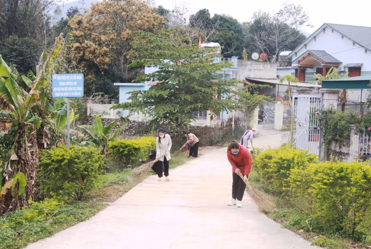 Hội viên phụ nữ xã Vô Ngại dọn vệ sinh đường làng, ngõ xóm để môi trường xanh, sạch, đẹp, góp phần xây dựng nếp sống văn minh.