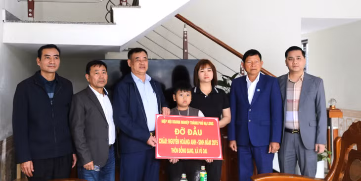 Hiệp hội doanh nghiệp thành phố Hạ Long trao hỗ trợ đỡ đầu em Nguyễn Hoàng Anh ở thôn Đồng Sang, xã Vũ Oai, TP Hạ Long.