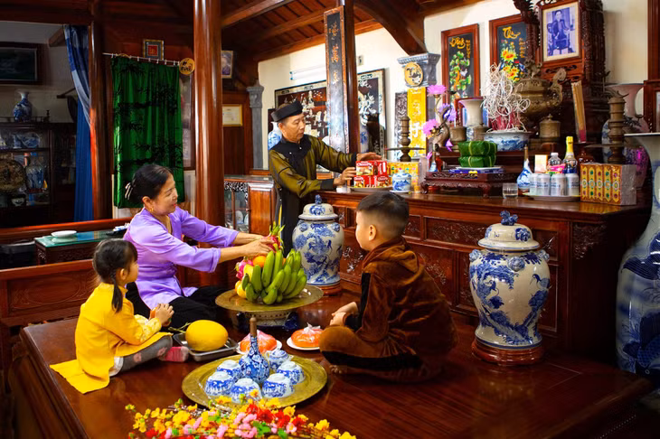 Tết là dịp xum vầy, cũng là dịp các gia đình gìn giữ, giáo dục cho con cháu đạo lý, truyền thống tốt đẹp của dân tộc. Ảnh: Long Giang