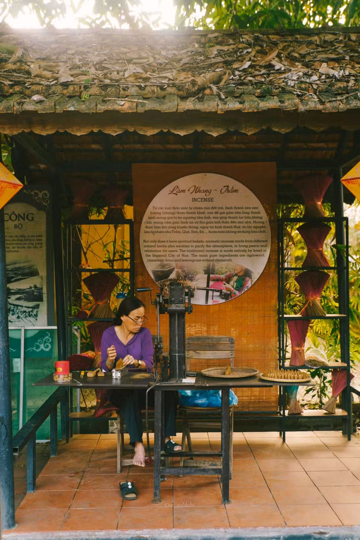 Đến với không gian văn hóa Lục Bộ, du khách có thể tìm hiểu và được nghe các nhân viên ở đây giới thiệu về lịch sử Lục Bộ, về các vị Phụ chính Đại thần danh tiếng trong lịch sử triều Nguyễn. Ảnh: DucHieumedia