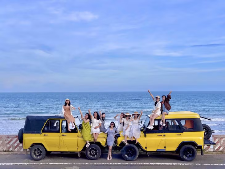 Chi phí dự tính: 200.000 đồng vé xe khách 2 chiều + 200.000 đồng lưu trú + 500.000 đồng thuê xe máy và đi tàu ra đảo + 300.000 đồng/6 bữa ăn.