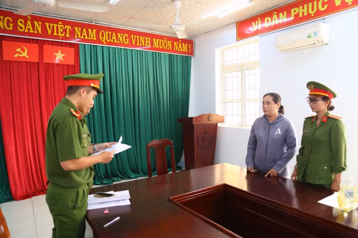 Cơ quan điều tra thi hành lệnh bắt giam Hồ Thị Tuyết Nga.
