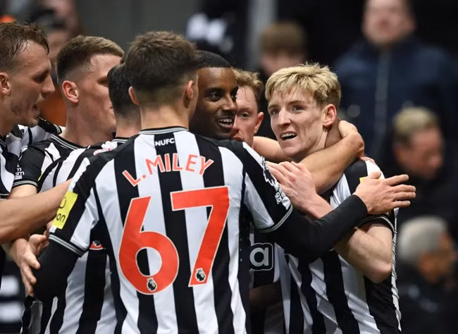 Newcastle chịu áp lực bán cầu thủ vì luật Công bằng tài chính.