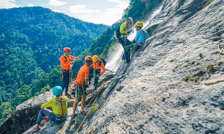 Đu dây vượt thác trong Vườn quốc gia Bạch Mã ảnh 5